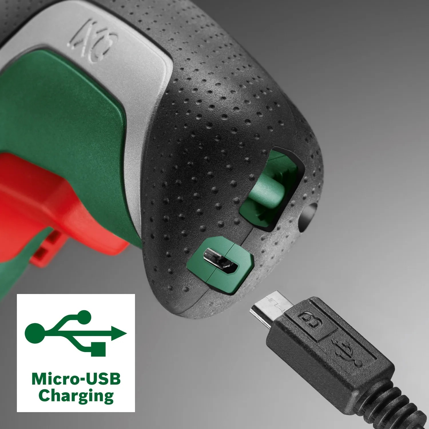 Bosch IXO 7 Akkuschrauber: Detailaufnahme des Micro-USB-Ladeanschlusses.