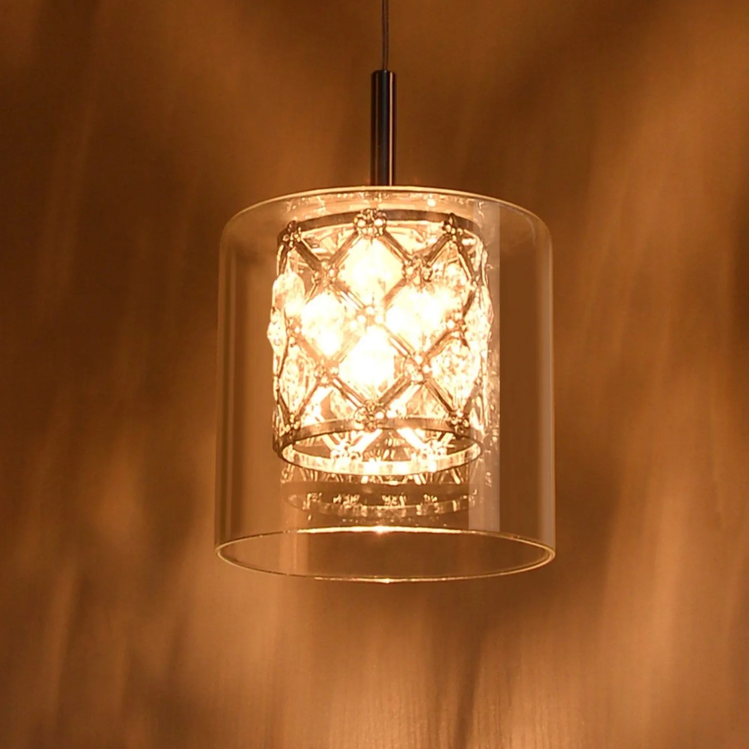 Moderne Pendelleuchte aus Glas mit funkelnden Kristallen. Spendet warmes Licht, ideal für Wohnzimmer & Esszimmer.
