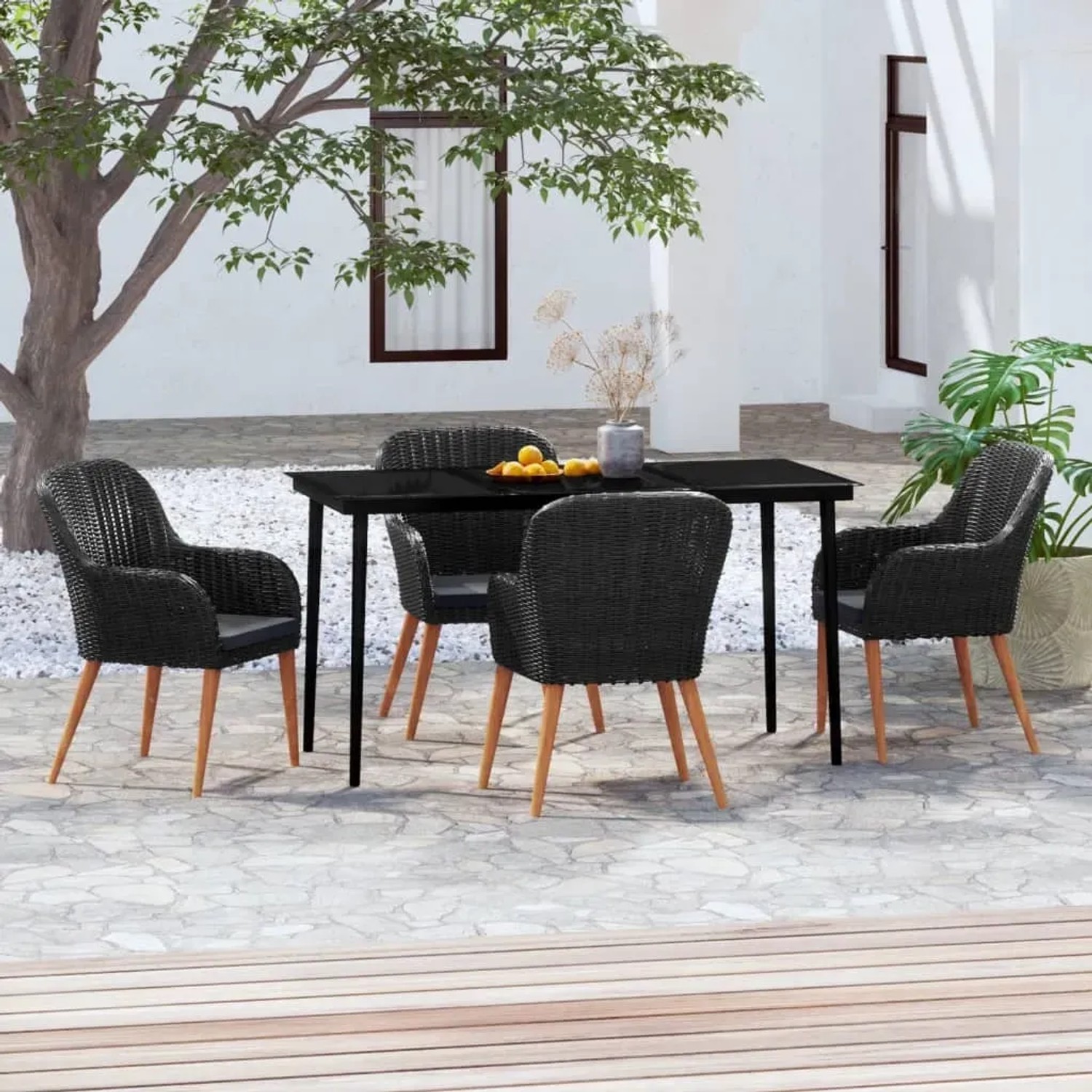 Schwarze 5-tlg. Garten Essgruppe mit Rattan-Stühlen und Tisch mit Glasplatte.