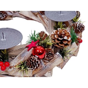 Adventskranz aus Holz mit Metall-Kerzenhaltern, roten Kugeln, Sternen, Zapfen und Beeren. Festliche Weihnachtsdeko.