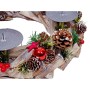 Adventskranz aus Holz mit Metall-Kerzenhaltern, roten Kugeln, Sternen, Zapfen und Beeren. Festliche Weihnachtsdeko.