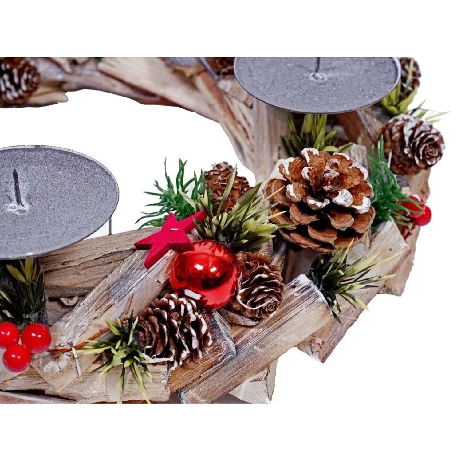 Adventskranz aus Holz mit Metall-Kerzenhaltern, roten Kugeln, Sternen, Zapfen und Beeren. Festliche Weihnachtsdeko.