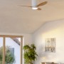 Eglo LED-Deckenventilator Baracares weiß mit Holzoptik-Flügeln und Licht in modernem Wohnzimmer. Ø 106 cm.
