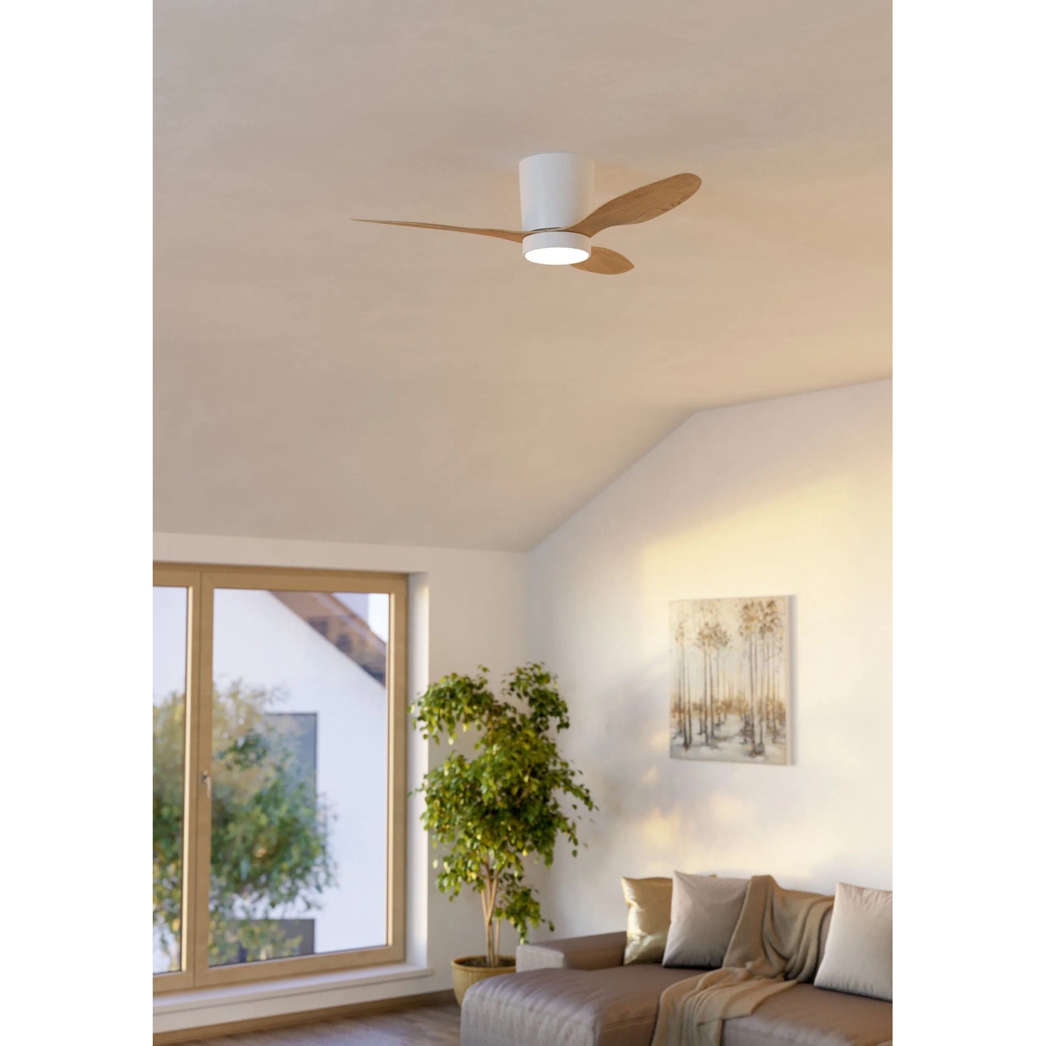 Eglo LED-Deckenventilator Baracares weiß mit Holzoptik-Flügeln und Licht in modernem Wohnzimmer. Ø 106 cm.