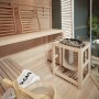 Innenansicht der traditionellen Sauna SKYLINE BIG aus Tannenholz mit Saunaofen und Bänken.