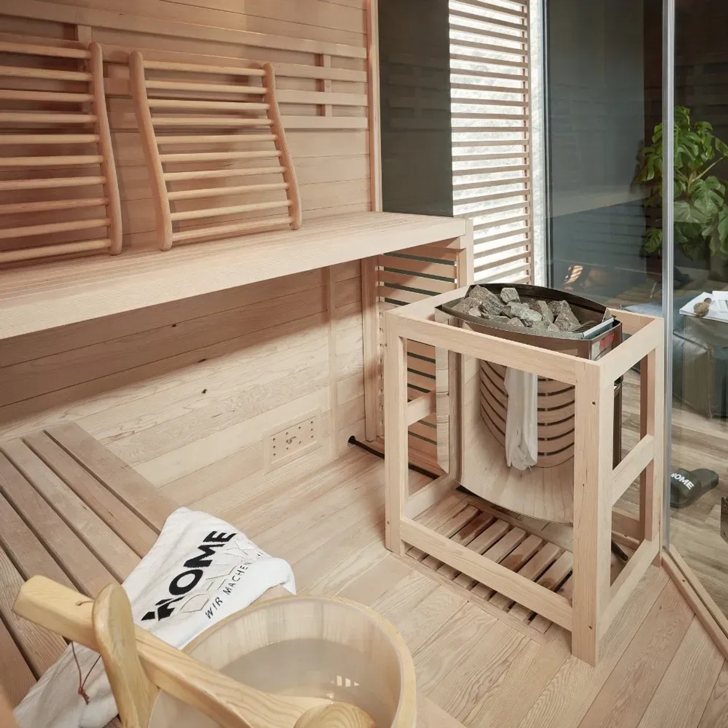 Innenansicht der traditionellen Sauna SKYLINE BIG aus Tannenholz mit Saunaofen und Bänken.