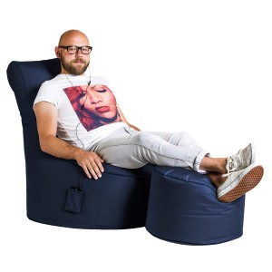 Jeansblauer Sitting Point Sessel Swing mit Fußhocker und Mann, ideal zum Relaxen.