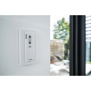 Schellenberg Funk-Handsender 5-Kanal mit Wandhalterung in Weiß an einer Wand.