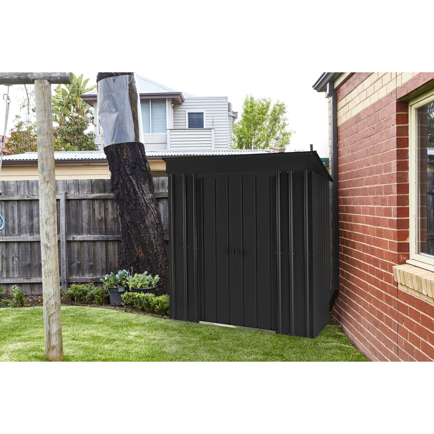 Anthrazitfarbenes Metall-Gerätehaus Skillion 64 von Globel im Garten, ideal zur Aufbewahrung.