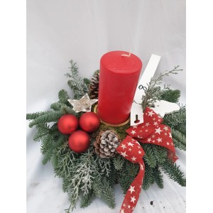 Adventsgesteck 35cm mit roter Kerze, Kugeln, Zapfen und Schleife auf Tannengrün.