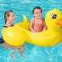 Gelbes Bestway Kinder-Schlauchboot Ente mit Lautsprecher im Wasser mit Kind und Erwachsenem.