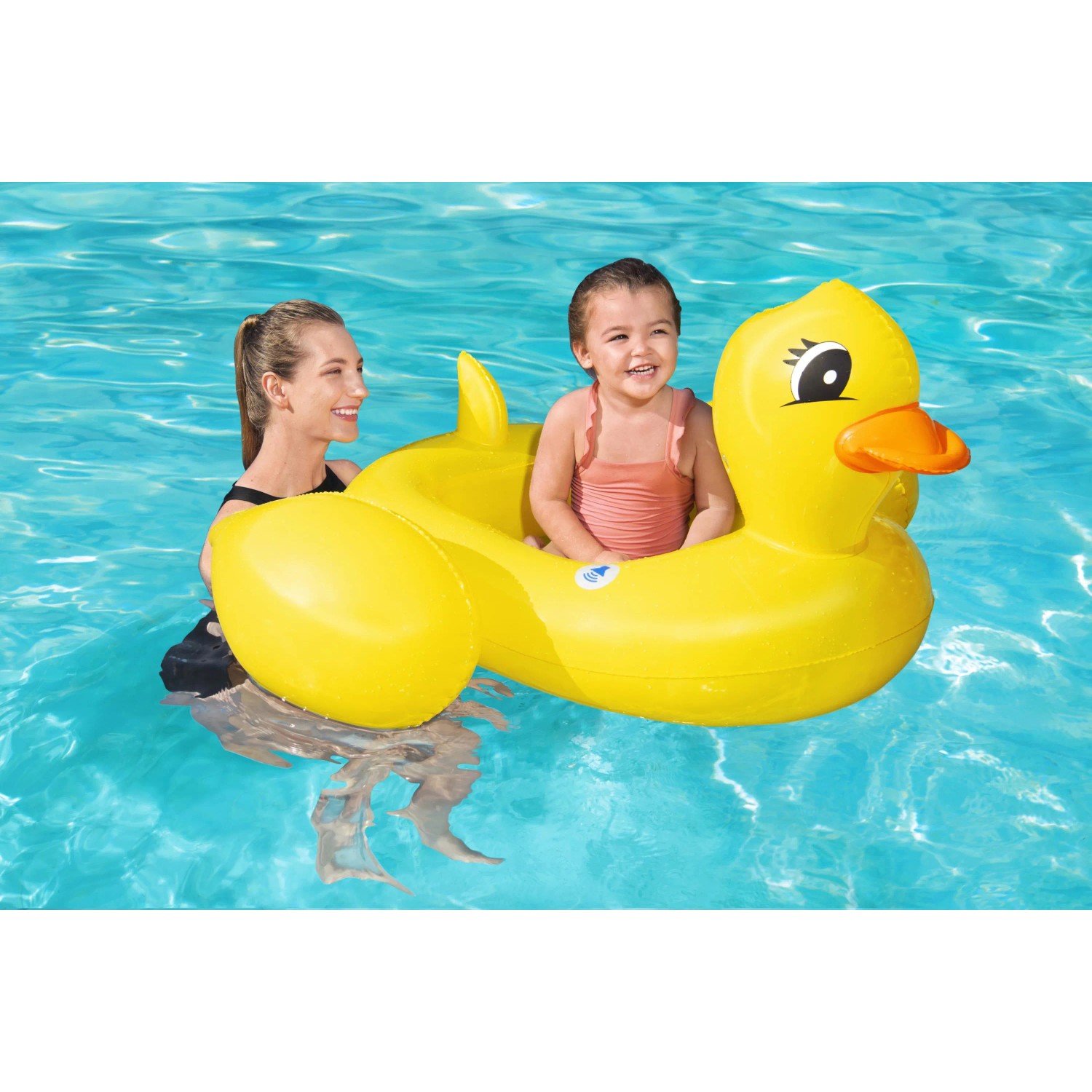 Gelbes Bestway Kinder-Schlauchboot Ente mit Lautsprecher im Wasser mit Kind und Erwachsenem.