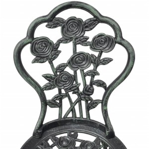 Detailansicht: Grün lackierter Bistro-Stuhl mit Rosenmuster aus Aluminiumguss. Gartenstuhl.