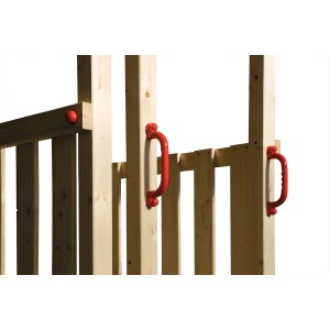 Detailansicht: Rote Haltegriffe am Weka Stelzen-Spielhaus Tabaluga für sicheren Halt.