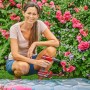 Frau pumpt Luftmatratze mit Einhell Akku-Luftpumpe CE-AP 18 Li auf.
