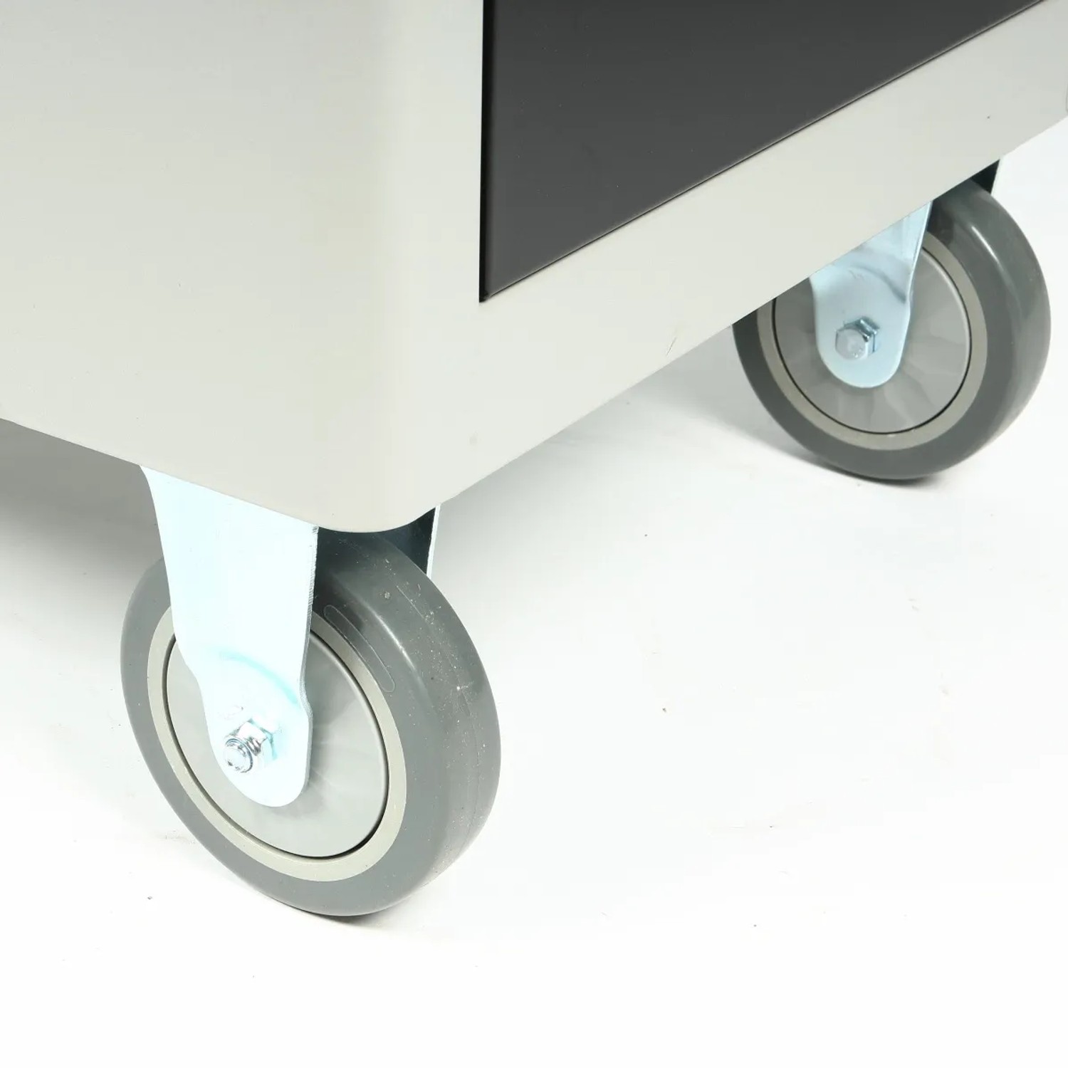 Detailansicht der Rollen des Mephisto Premium Werkzeugwagens. Robuste, kugelgelagerte Räder.