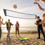 SPORTNOW Badminton-Set mit schwarzem Netz und gelben Stangen am Strand. Freunde spielen Volleyball mit dem tragbaren Netz.