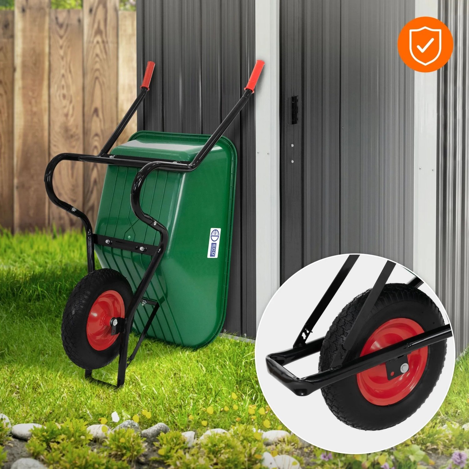 Grüne ECD Germany Gartenschubkarre mit 100L PP-Mulde und Luftrad, angelehnt an eine Gartenhütte.