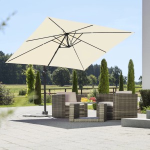 Quadratischer, naturfarbener Schneider Ampelschirm Rhodos Junior mit Kurbel über einer Sitzgruppe im Garten.