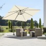 Quadratischer, naturfarbener Schneider Ampelschirm Rhodos Junior mit Kurbel über einer Sitzgruppe im Garten.
