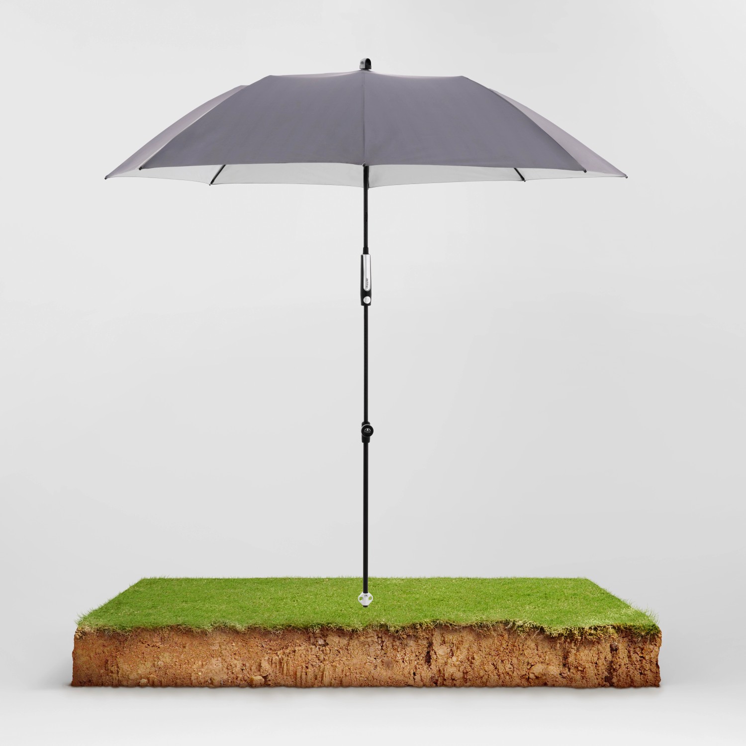 Doppler Marktschirm Expert, Ø 156 cm, anthrazit, mit Knickfunktion auf Rasenstück.