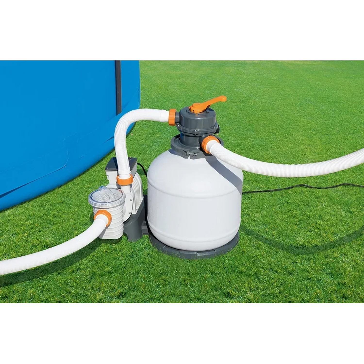 Bestway Flowclear Sandfilteranlage mit Zeitschaltuhr auf Rasen neben Pool