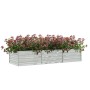 Silbernes Furnicato Garten-Hochbeet (240x80x45 cm) aus verzinktem Stahl mit blühenden Pflanzen.