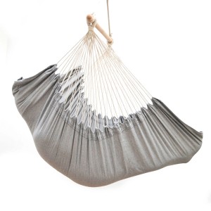 Grauer AMANKA Hängesessel mit Kissen, belastbar bis 150 kg, ideal zum Entspannen.