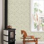 ESTAhome Vliestapete mit grünem Blumenmuster an einer Wand. Schafft einen Vintage-Look im Wohnraum.