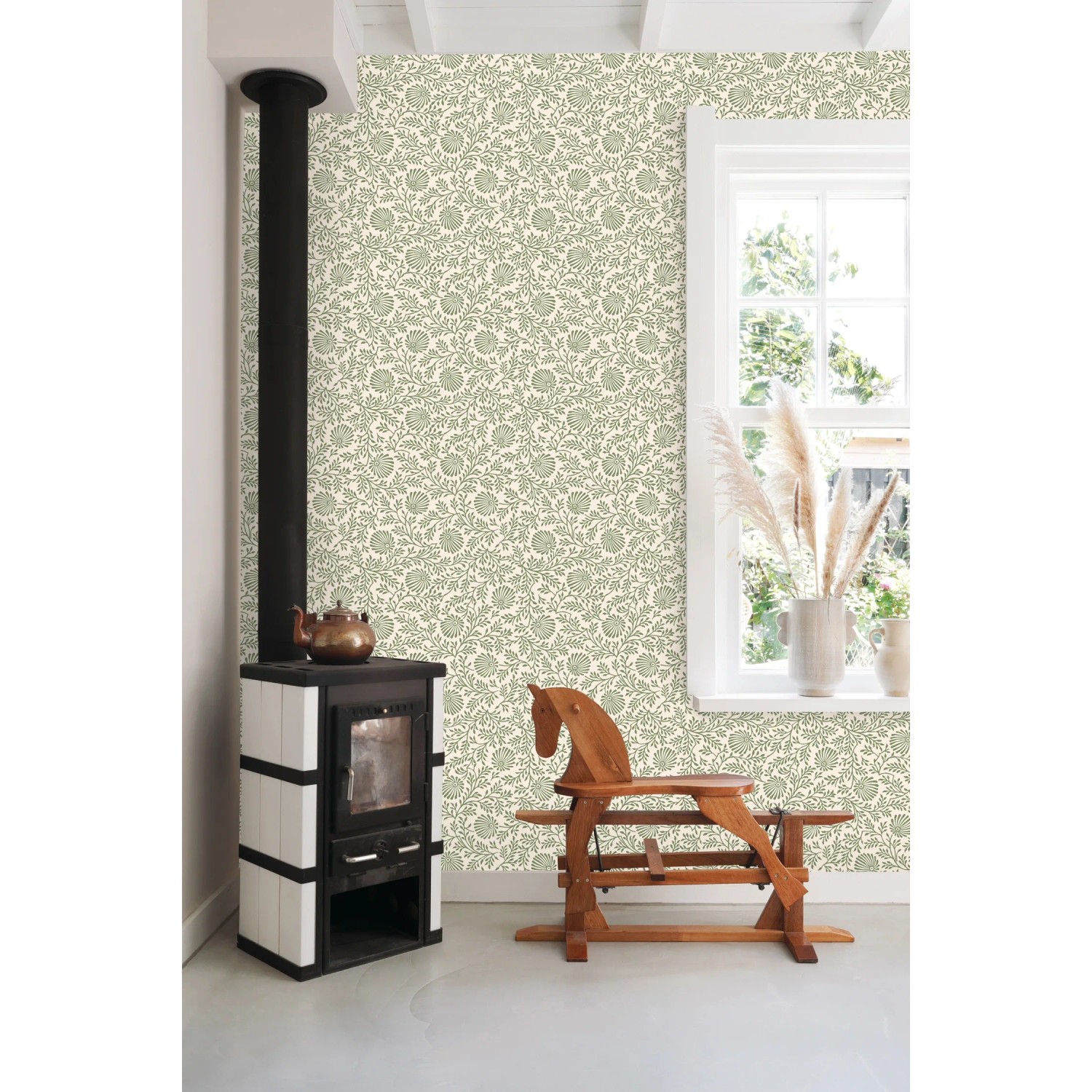 ESTAhome Vliestapete mit grünem Blumenmuster an einer Wand. Schafft einen Vintage-Look im Wohnraum.