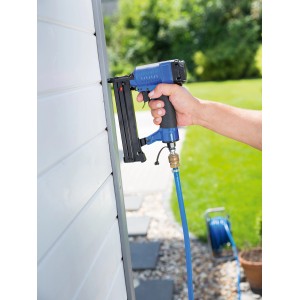 LUX Druckluft Kombi-Nagler-Set im Einsatz: Hand nagelt Leiste mit blauem Druckluftnagler.