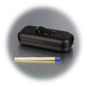Schwarzer EGB Schnurschalter/Zwischenschalter (2A, 230V) neben Streichholz.