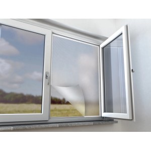 Anthrazitfarbenes Pollenschutznetz am Fenster, teilweise abgelöst, mit Blick nach draußen.