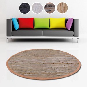 Runder, beiger Bestlivings Leder-Flickenteppich (150 cm) vor Sofa mit Kissen.