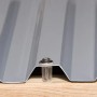Detailaufnahme: Graue PVC-Dachplatte mit Schraube für Weka Carport.