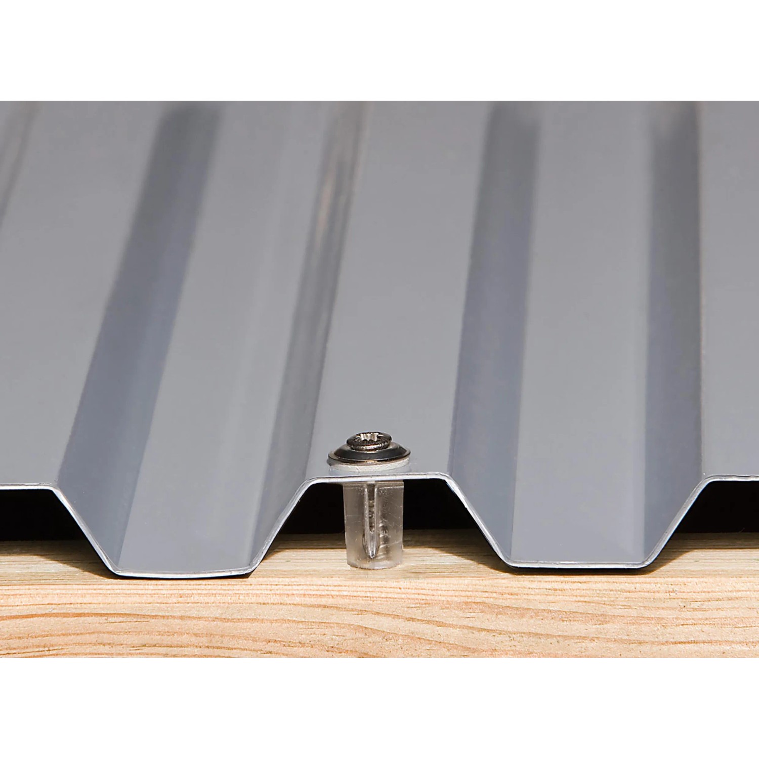 Detailaufnahme: Graue PVC-Dachplatte mit Schraube für Weka Carport.