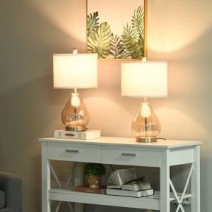 HOMCOM 2er-Set Tischlampen mit bernsteinfarbenem Glasfuß und Leinenschirm auf weißem Tisch.