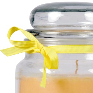 Detailansicht: HS Candle Duftkerze Sternzeichen Krebs Vanille im Glas mit gelbem Band.