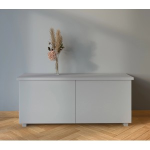 Wand in Edith Platinblau von CREATE! by OBI mit passendem Sideboard und Dekoration.