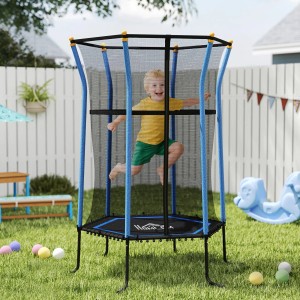Blaues HOMCOM Kindertrampolin mit Sicherheitsnetz und springendem Kind im Garten.