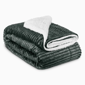 Beautissu Elisa Decke in Schwarz, 220x240cm, mit Lammfelloptik und Glitzer, gefaltet.