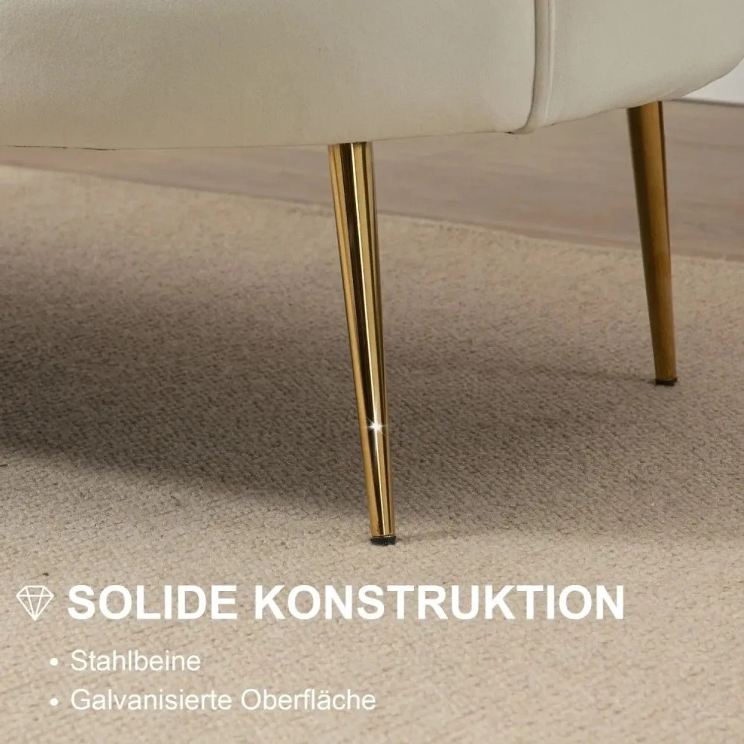 Cremeweißes 2-Sitzer-Sofa mit glänzenden goldenen Metallbeinen auf Teppichboden. Solide Konstruktion.
