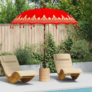 Roter balinesischer Sonnenschirm aus Holz mit goldenen Mustern, Quasten und Glocken für Garten & Terrasse.