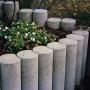 Diephaus Minipalisade gekehlt, grau, als Beeteinfassung im Garten.