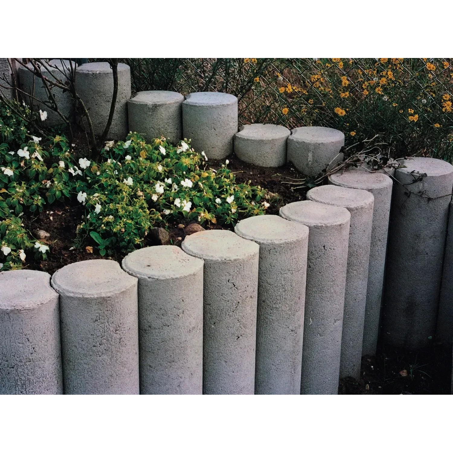 Diephaus Minipalisade gekehlt, grau, als Beeteinfassung im Garten.