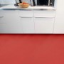 Roter PVC-Bodenbelag Primaflor Expotop im Küchenbereich.