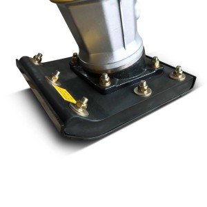 Detailaufnahme der Fußplatte des BAMATO Vibrationsstampfers V-85G mit Befestigungselementen.