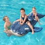 Bestway Schwimmtier Walhai mit Kindern im Pool. Aufblasbarer Wal für Wasserspaß.
