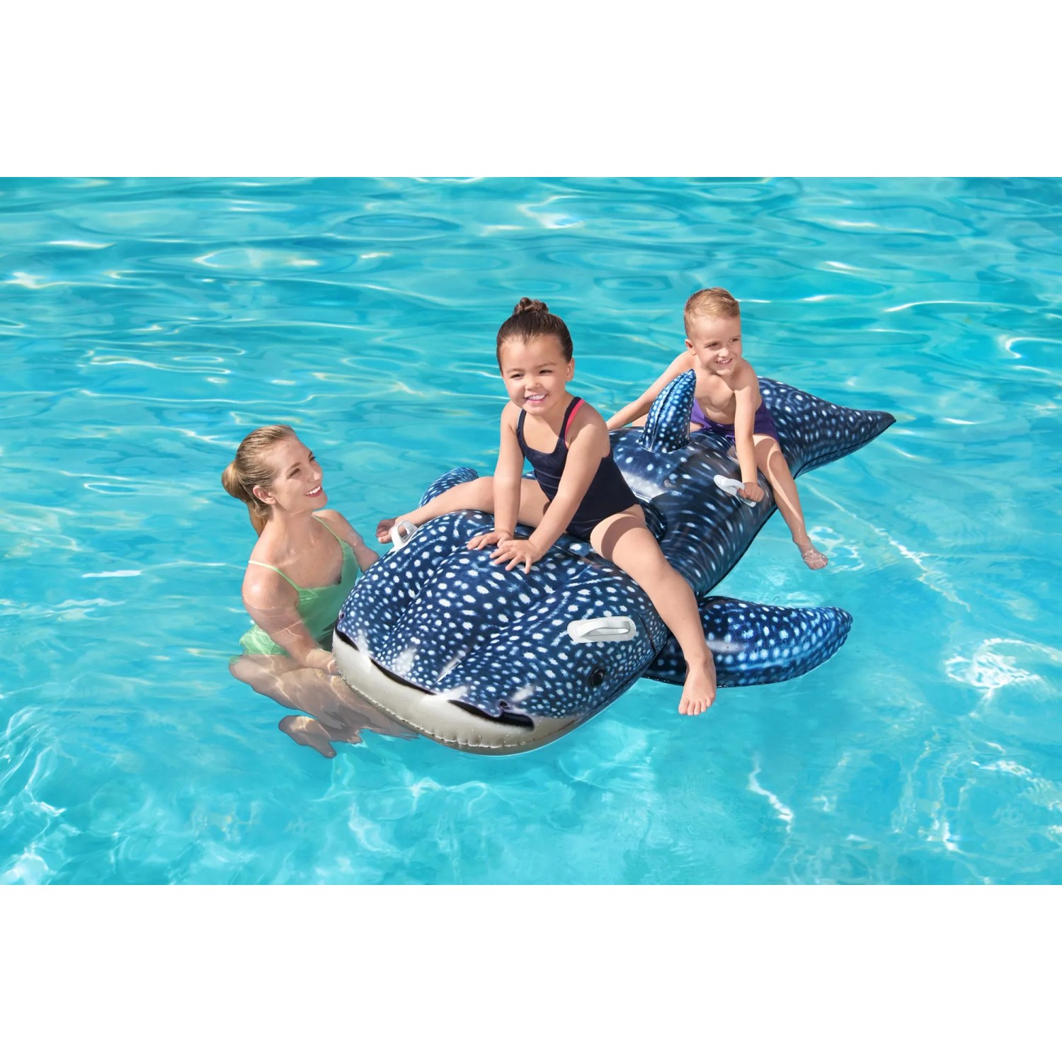 Bestway Schwimmtier Walhai mit Kindern im Pool. Aufblasbarer Wal für Wasserspaß.