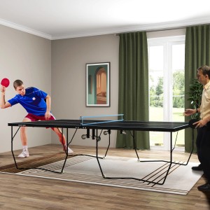 Schwarze SPORTNOW Tischtennisplatte aus MDF mit zwei Spielern im Wohnzimmer.